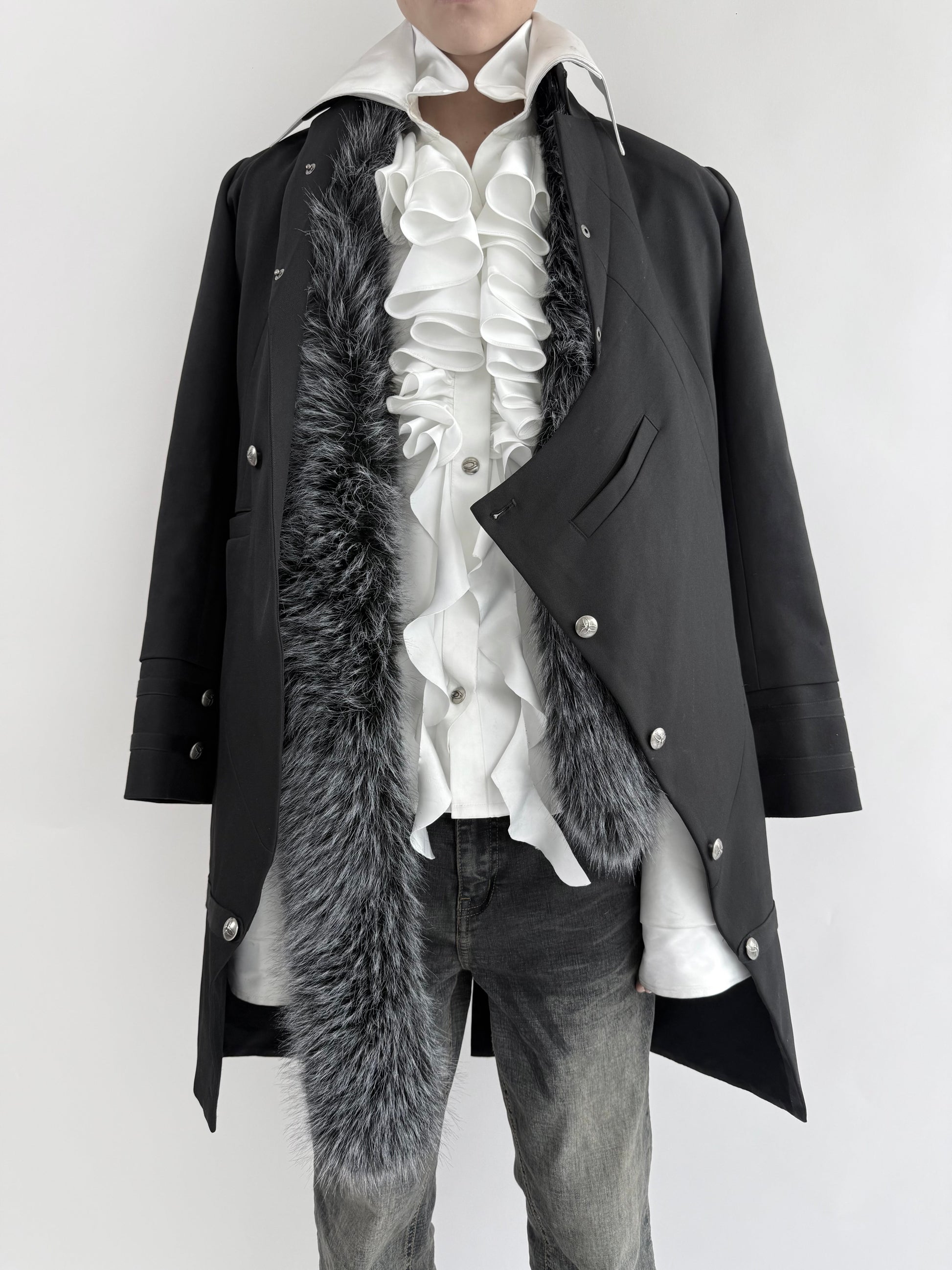 SILENT V COURT RUFFLE SHIRT